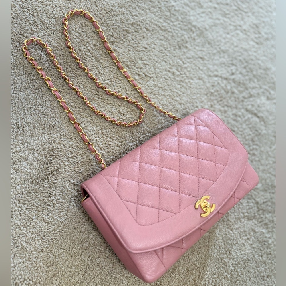 Chanel Diana Bag Vintage Pink Medium Shoulder Bag with Gold Accents - Picture 2 of 16